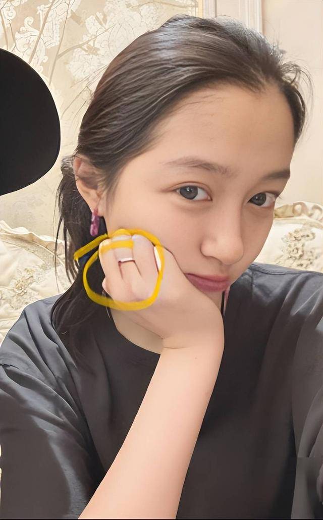 指风波：符号狂欢下的情感与流量博弈澳门新葡京网站关晓彤左手无名指戒